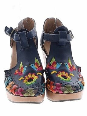 Tropical print clogs with T- strap buckle and 4 1/2 inch wooden heel 💥
